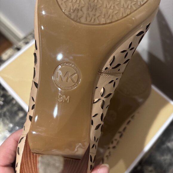 Micheal Kors Women's MK Flex Mid Perforated Pumps Nude SZ: 9M - Picture 13 of 16